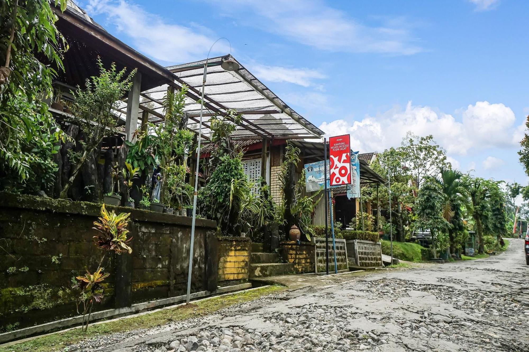 Oyo Homes 90984 Kampung Wisata Ekologi Puspa Jagadneargunung Kelud Blitar Exterior foto
